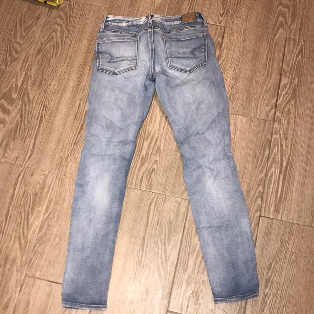 AMERICAN EAGLE LIGHT-WASH RIPPED JEANS